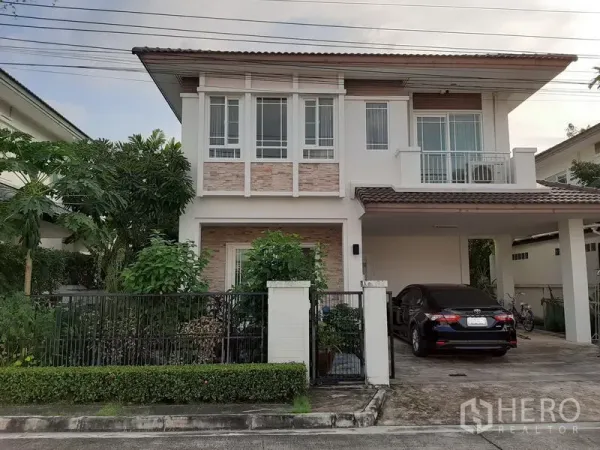 Detached House for rent in Bang Kapi, Bangkok - Two-storey detached house with gated garden and covered carport in a quiet compound.