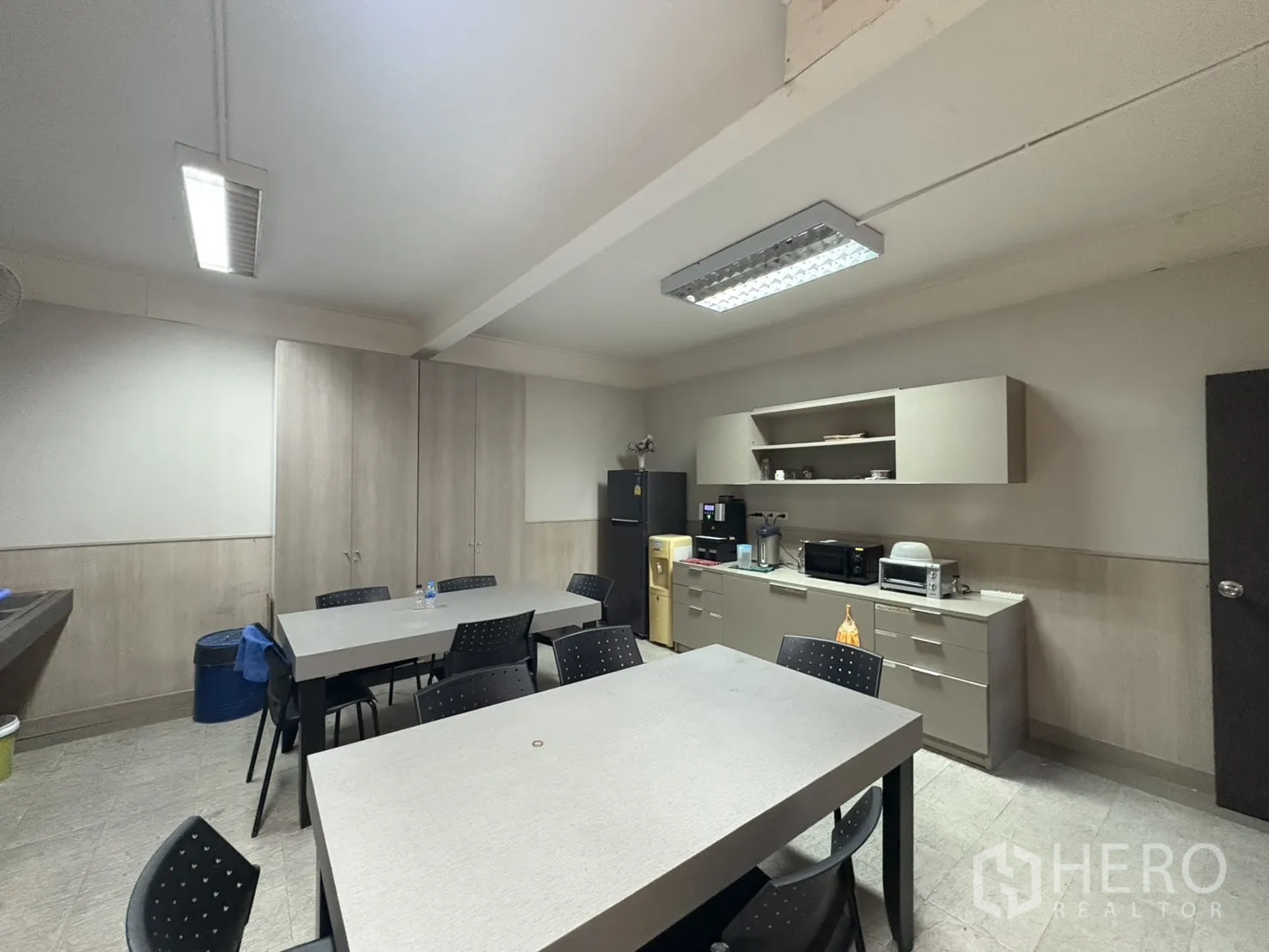 Factory for sale in Khlong Toei, Bangkok - Staff pantry with built-in cabinets, tables and appliances