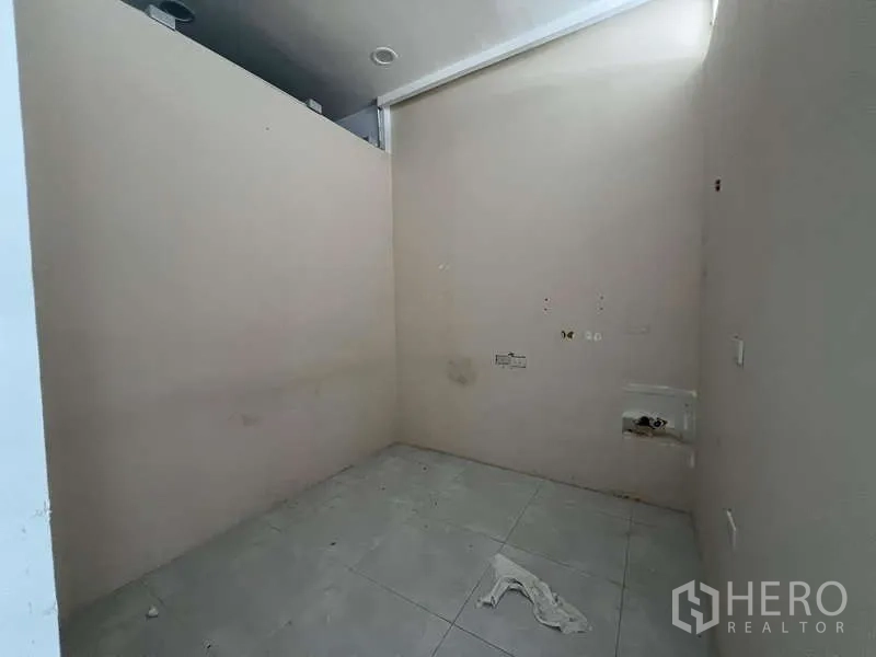 สำนักงานที่บ้าน ให้เช่าในSuan Luang, Bangkok - ห้องกั้นอเนกประสงค์เพดานสูง พื้นกระเบื้อง เหมาะทำแพนทรี่หรือเก็บของ