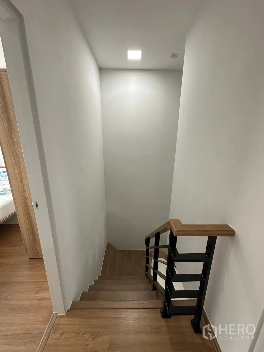 ทาวน์เฮาส์ for rent in Bang Phli, Samut Prakan - บันไดไม้พร้อมราวเหล็กสีดำสไตล์มินิมอลขึ้นสู่ชั้นบน