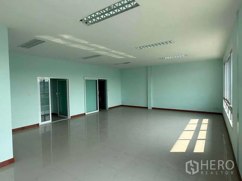 货栈 出租在Bang Phli, Samut Prakan - 采光充足的办公室，瓷砖地面与大窗户，吸顶日光灯。