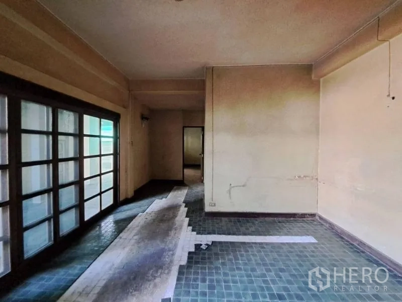 พื้นที่ขายปลีก ให้เช่าในSathon, Bangkok - มุมมองภายนอกอาคารสองชั้น กระจกบานใหญ่ และลานคอนกรีตกว้าง