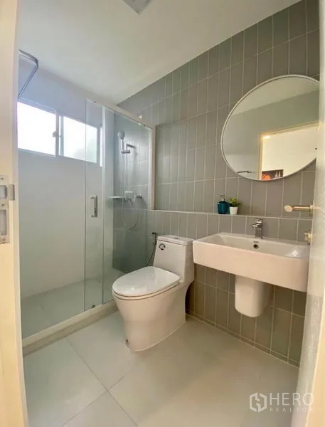 ทาวน์เฮาส์ ให้เช่าในBang Phli, Samut Prakan - ห้องน้ำสะอาด กระเบื้องแนวตั้งสีเทา กระจกกลม และตู้ shower กระจก