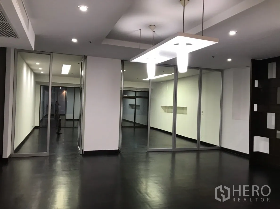 คอนโด ให้เช่าในWatthana, Bangkok - โถงกว้างพื้นสีเข้ม ไฟดาวน์ไลท์ และห้องกั้นกระจกหลากฟังก์ชัน