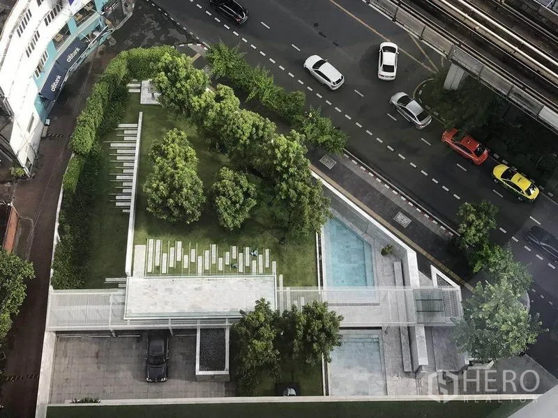 公寓 出租在Khlong Toei, Bangkok - 俯瞰公寓的绿化花园与泳池，邻近道路和轻轨