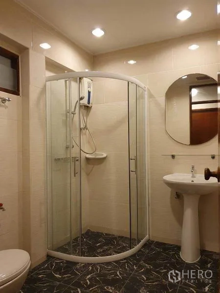 独立式住宅 出租在Phra Khanong, Bangkok - 现代卫浴，弧形玻璃淋浴房与立柱式洗手盆。