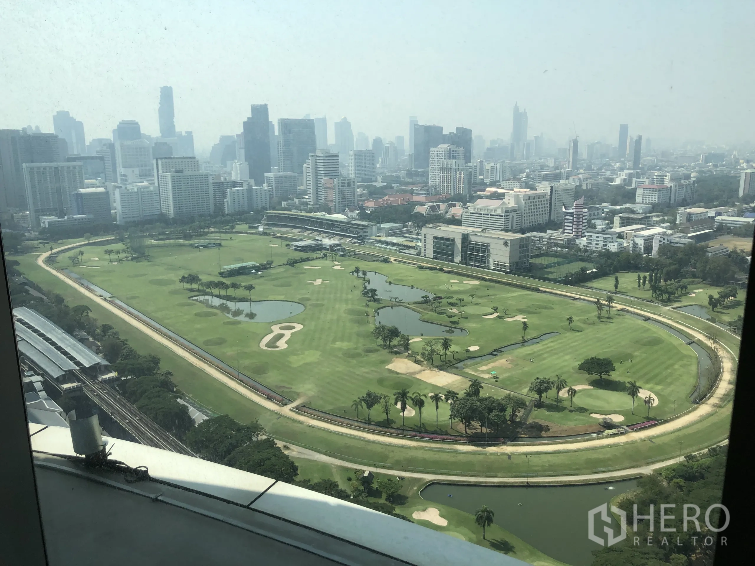 คอนโด ให้เช่าในPathum Wan, Bangkok - วิวชั้นสูงของสนามกอล์ฟและเส้นขอบฟ้าเขตปทุมวันจากหน้าต่างคอนโด.