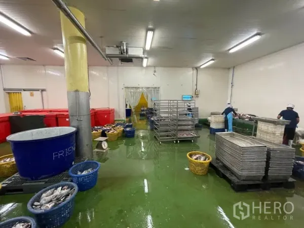 工厂 出售在Mueang Samut Sakhon, Samut Sakhon - 湿加工大厅，带不锈钢托盘、移动货架和大号分类筐，地面可冲洗。
