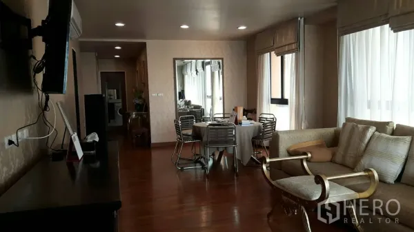 公寓 出租在Pathum Wan, Bangkok - 明亮的客餐厅，实木地板与大幅落地窗及纱帘。