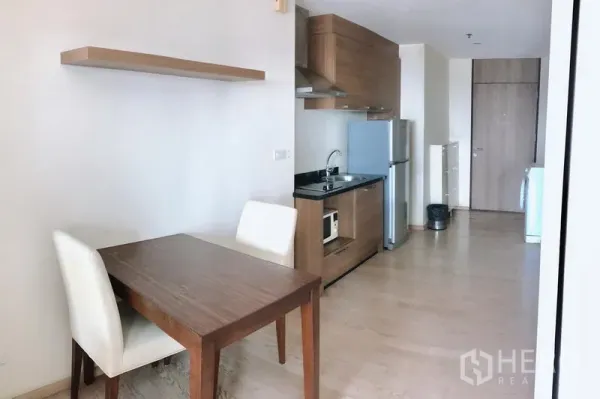 公寓 出租在Khlong Toei, Bangkok - 用餐区连木质一字型开放厨房，配微波炉和双门冰箱