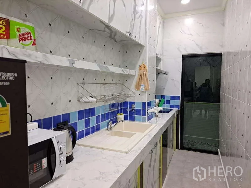 คอนโด ให้เช่าในKhlong Toei, Bangkok - อ่างล้างจานครัวเชื่อมระเบียงซักล้างผ่านประตูบานเลื่อน