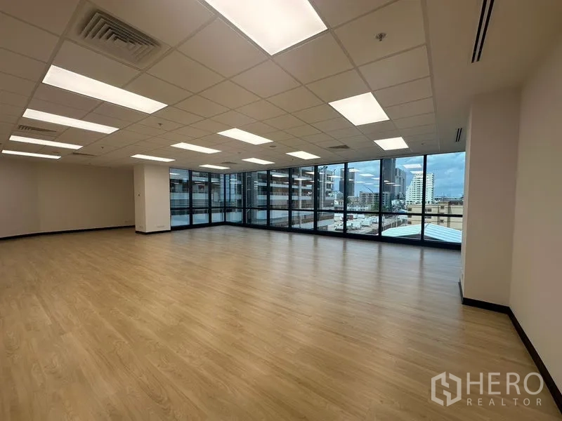 สำนักงาน ให้เช่าในChatuchak, Bangkok - มุมออฟฟิศกระจกเข้ามุมแบบรอบด้าน แสงธรรมชาติเข้าเต็มที่