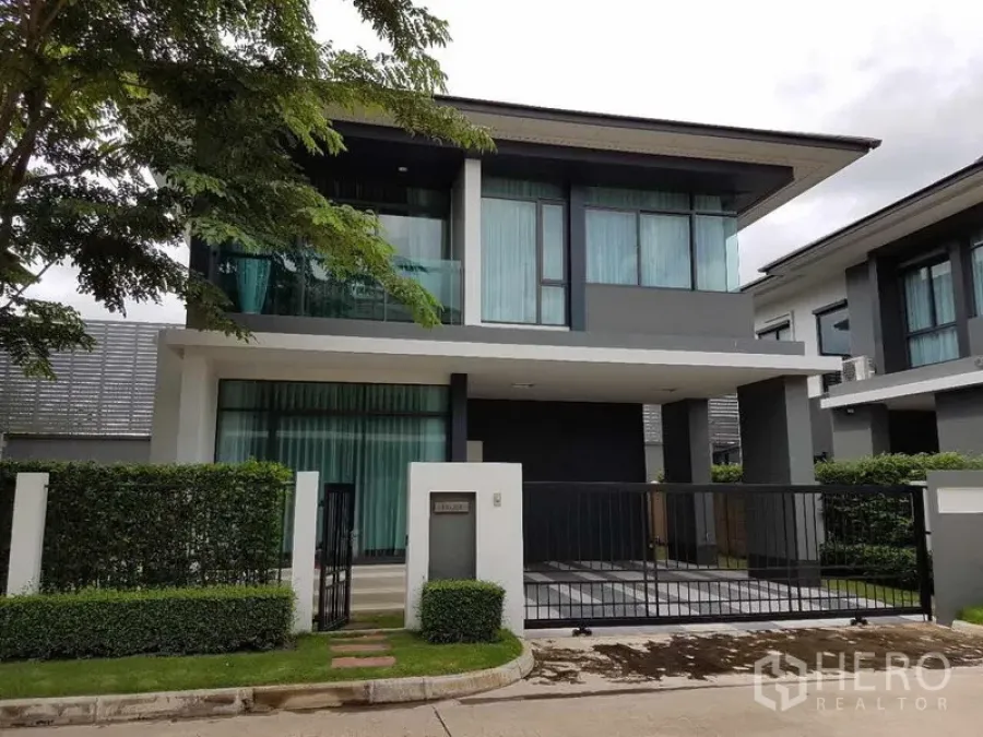Detached House for rent in Bang Kapi, Bangkok - Modern two-storey detached house facade with balcony and gated driveway in Bang Kapi.