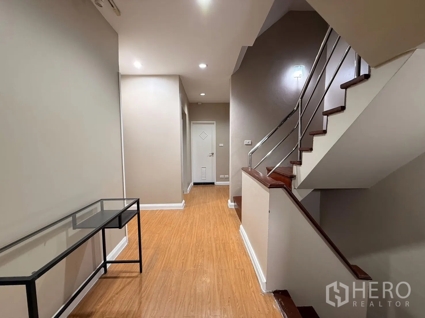 家庭办公室 for rent in Wang Thonglang, Bangkok - 走廊与楼梯，金属扶手与窄长控制台桌。
