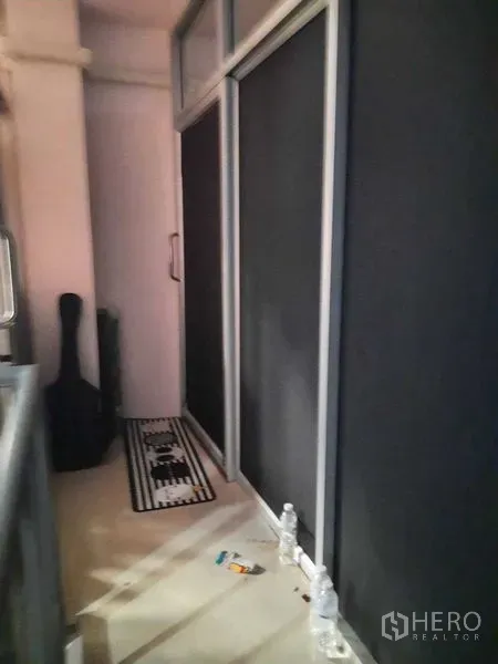 货栈 出售在Samut Prakan - 夹层走廊，深色推拉玻璃与水泥地面。