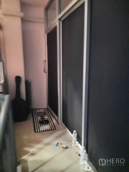 货栈 出售在Samut Prakan - 夹层走廊，深色推拉玻璃与水泥地面。