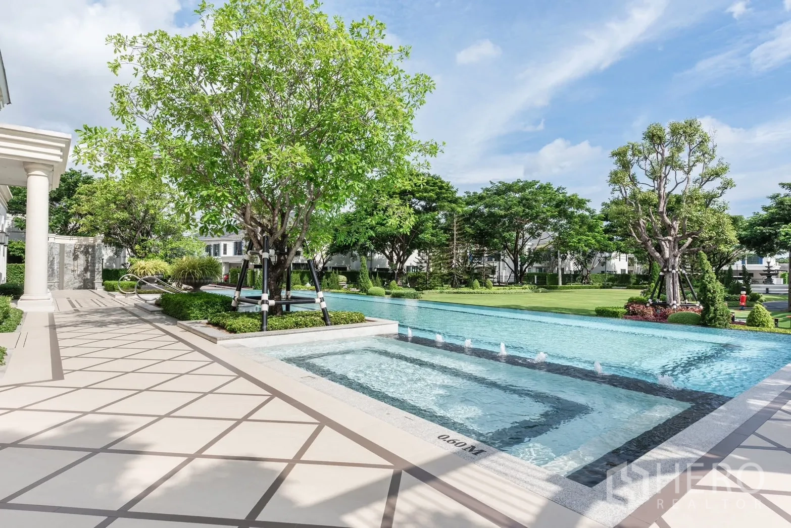 Detached House for rent or sale in Bang Phli, Samut Prakan - Resort-style swimming pool with shallow wading area, fountain jets, and garden walkway.