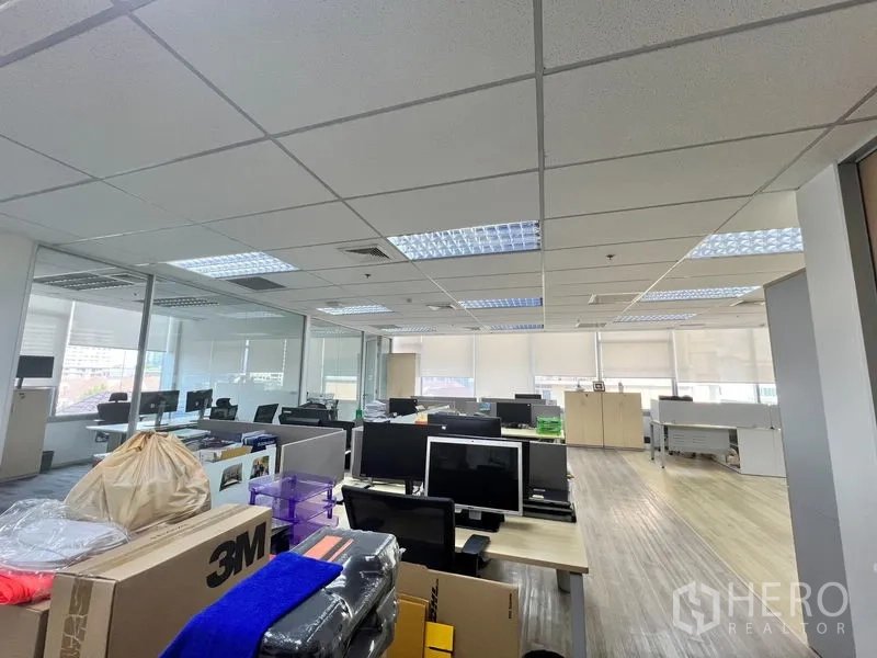 办公空间 出租 - 开放式办公室，临窗城市景观，玻璃隔断与打包物资。