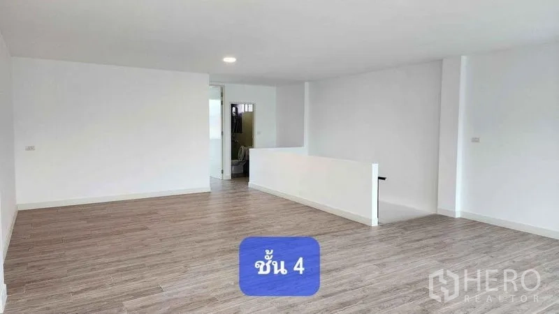 ทาวน์เฮาส์ ให้เช่าในBueng Kum, Bangkok - พื้นที่ชั้นบนโล่งกว้าง พื้นลายไม้ และช่องบันได