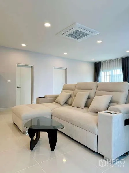 บ้าน ให้เช่าในBang Phli, Samut Prakan - มุมนั่งเล่นอบอุ่น โซฟารีไคลเนอร์ และแอร์ฝังฝ้าแบบคาสเซ็ต