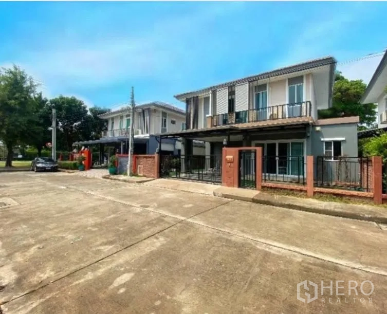 บ้านเดี่ยว for rent in Suan Luang, Bangkok - บ้านเดี่ยวสองชั้น หน้าบ้านมีรั้วและระเบียงชั้นบน