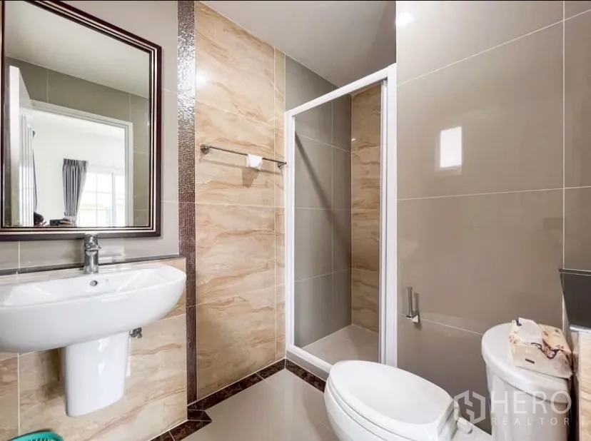 独立式住宅 出租在Chom Thong, Bangkok - 现代卫生间，米色瓷砖与玻璃淋浴间。