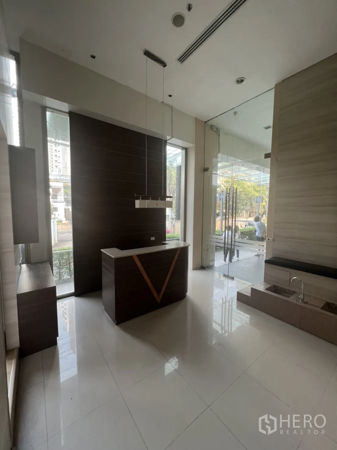 零售空间 出租在Watthana, Bangkok - 高挑接待区，现代前台与大幅玻璃入口。