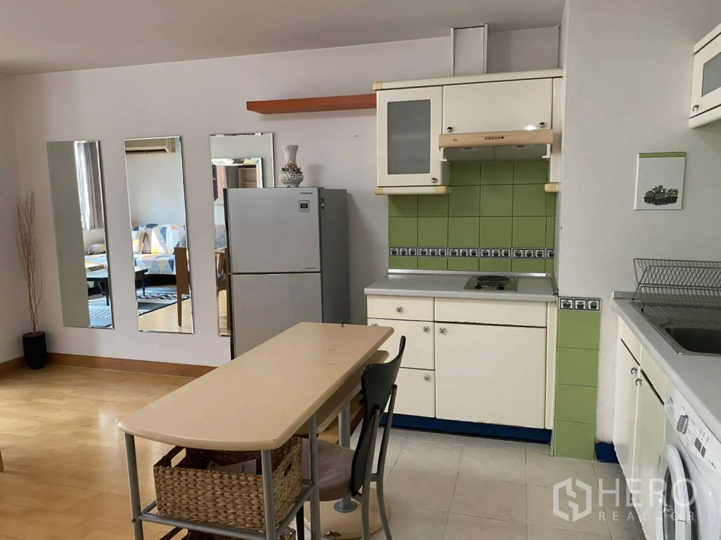 คอนโด ให้เช่าในPathum Wan, Bangkok - ครัวกะทัดรัด ผนังกระเบื้องสีเขียว เตา ตู้เย็น เครื่องซักผ้า และเคาน์เตอร์บาร์