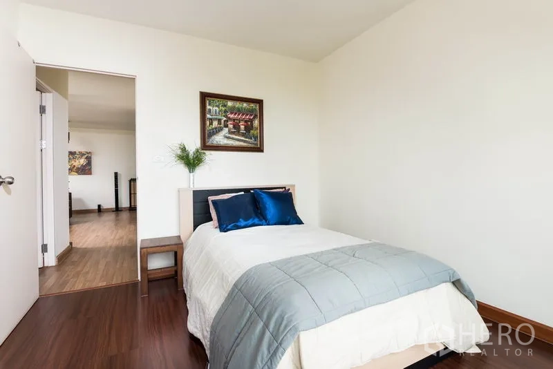 คอนโด ให้เช่าในBang Na, Bangkok - ภายในห้องนอนที่สองมองไปยังโถงและห้องนั่งเล่น