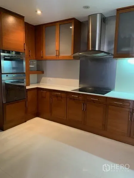 公寓 出售在Khlong Toei, Bangkok - 现代厨房，木质橱柜、抽油烟机与嵌入式烤箱