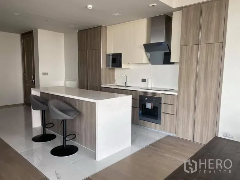 คอนโด ให้เช่าหรือขายในWatthana, Bangkok - ครัวร่วมสมัยพร้อมไอส์แลนด์บาร์ เตาอบบิวท์อิน และตู้เก็บของลายไม้ขนาดใหญ่
