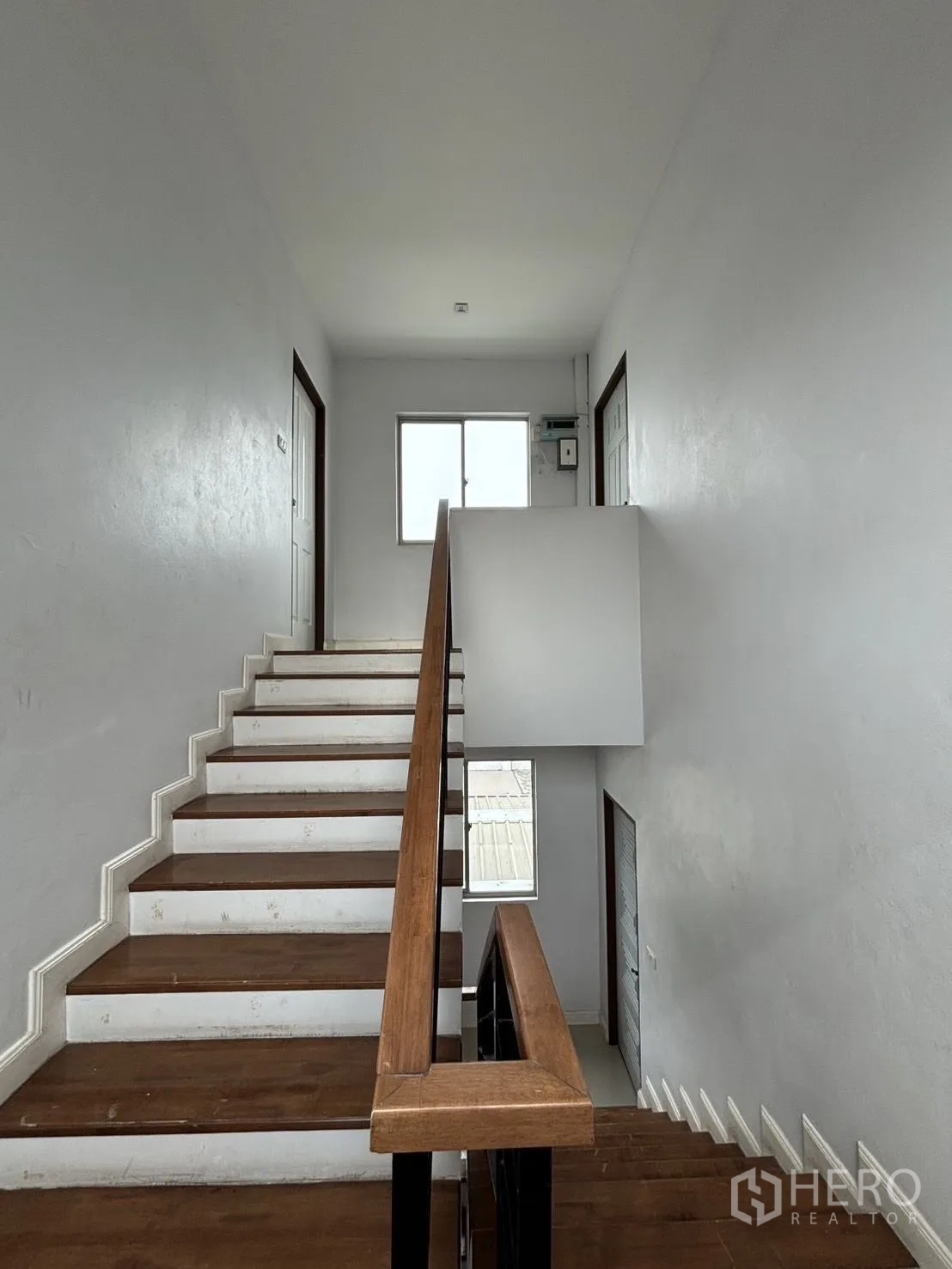 คลังสินค้า ให้เช่าหรือขายในWang Thonglang, Bangkok - ชานบันไดมีหน้าต่างสู่ชั้นบน