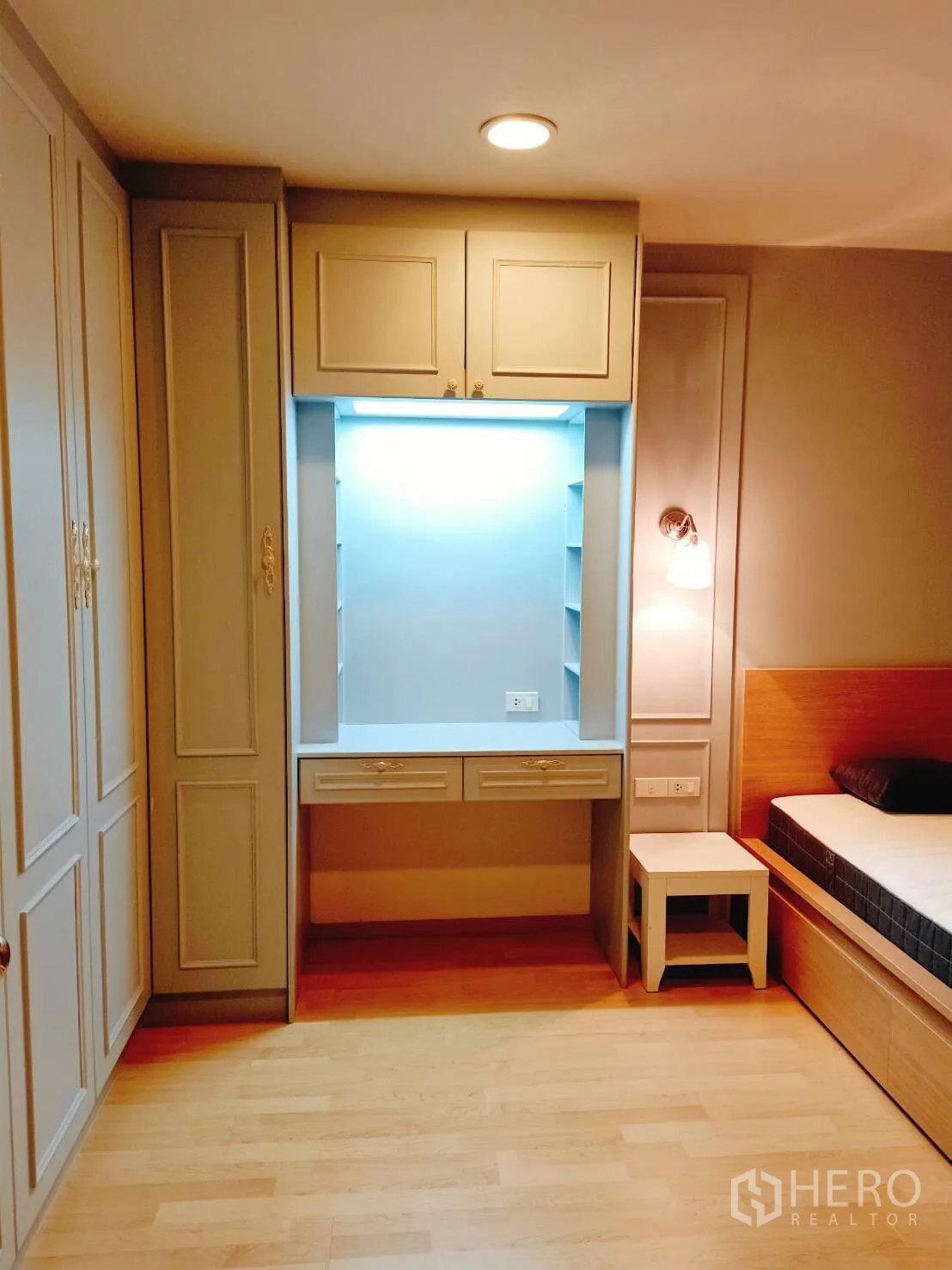 ทาวน์เฮาส์ ให้เช่าในSuan Luang, Bangkok - มุมแต่งตัวบิวท์อินพร้อมไฟส่อง ชั้นวางของและลิ้นชัก ถัดจากโต๊ะข้างเตียง