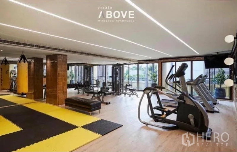 คอนโด ให้เช่าในPathum Wan, Bangkok - ฟิตเนสครบครัน เครื่องคาร์ดิโอ อุปกรณ์เวต และหน้าต่างบานใหญ่