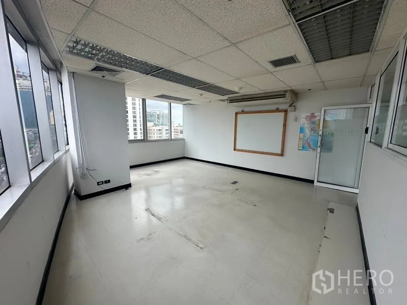 สำนักงาน ให้เช่า - ห้องทำงานส่วนตัวพร้อมประตูกระจก หน้าต่างมุม และแอร์แขวนผนัง