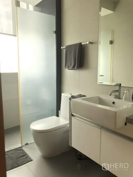 คอนโด ให้เช่าในKhlong Toei, Bangkok - ห้องน้ำพร้อมโถสุขภัณฑ์ อ่างล้างหน้า และฉากกั้นอาบน้ำกระจกฝ้า