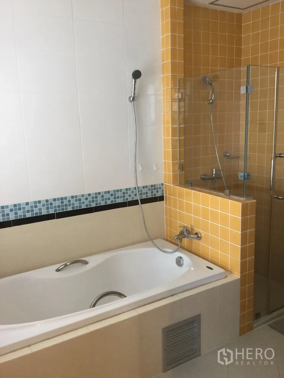 คอนโด ให้เช่าในKhlong Toei, Bangkok - ห้องน้ำพร้อมอ่างอาบน้ำ ฝักบัวมือถือ และตู้ส่วนน้ำฝักบัวกระจก กระเบื้องสีเหลือง