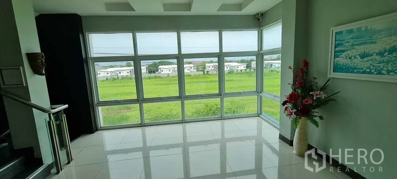 货栈 出租或出售在Bang Phli, Samut Prakan - 行政办公室，转角沙发、百叶窗与办公桌。