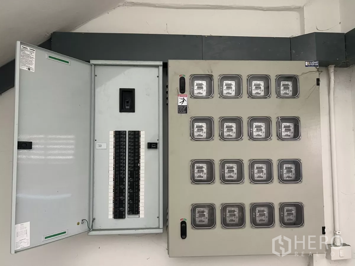 คลังสินค้า ให้เช่าหรือขายในLat Krabang, Bangkok - ห้องควบคุมไฟฟ้า แผงเบรกเกอร์และมิเตอร์หลายชุด