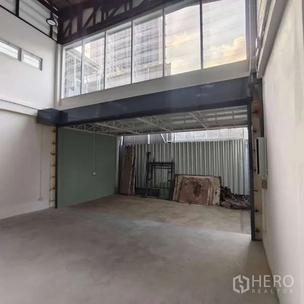 店屋 出租在Khlong Toei, Bangkok - 夹层下方的遮蔽装卸区，正面高窗。