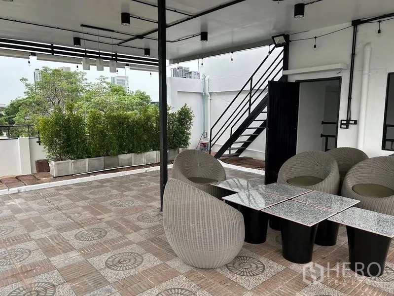 带办公室的家 出租或出售在Phra Khanong, Bangkok - 带顶露台，户外座椅、绿植花槽与开阔城市景观。