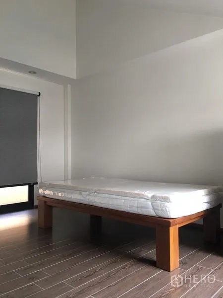 ทาวน์เฮาส์ ให้เช่าในKhlong Toei, Bangkok - ห้องนอนเรียบง่าย เตียงเดี่ยว พื้นลายไม้