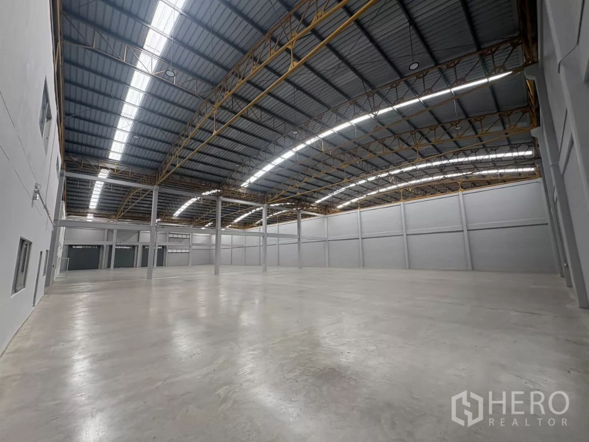 โรงงาน ให้เช่าในBang Phli, Samut Prakan - โกดังช่วงกว้าง หลังคาพร้อมแผ่นโปร่งแสงรับแสงธรรมชาติ