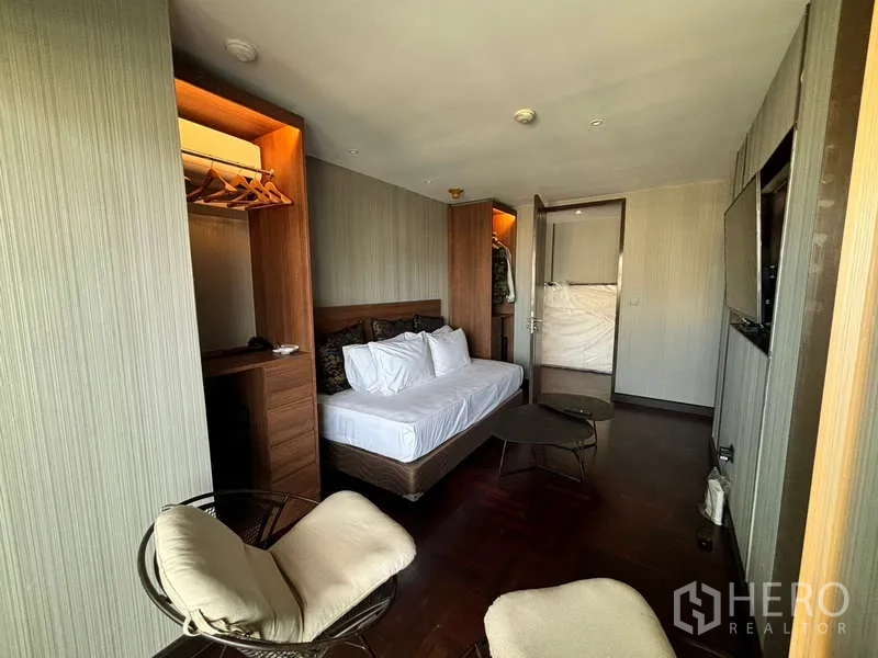 คอนโด ให้เช่าในWatthana, Bangkok - มุมมองอีกด้านของห้องนอนที่สอง พร้อมตู้บิวท์อินและทีวี