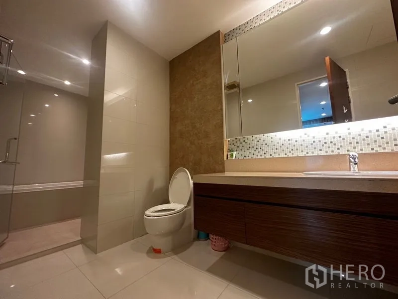 คอนโด ให้เช่าในKhlong Toei, Bangkok - ห้องน้ำร่วมสมัย เคาน์เตอร์ยาว โถสุขภัณฑ์ และตู้ฝักบัวแยกส่วน