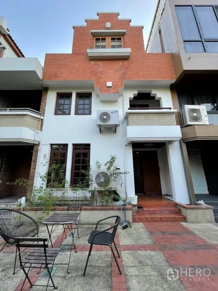 ทาวน์เฮาส์ ให้เช่าในKhlong Toei, Bangkok - ทาวน์เฮ้าส์สูงสามชั้น หน้าก่ออิฐผสมปูนสีขาว พร้อมระเบียงและบันไดทางเข้า