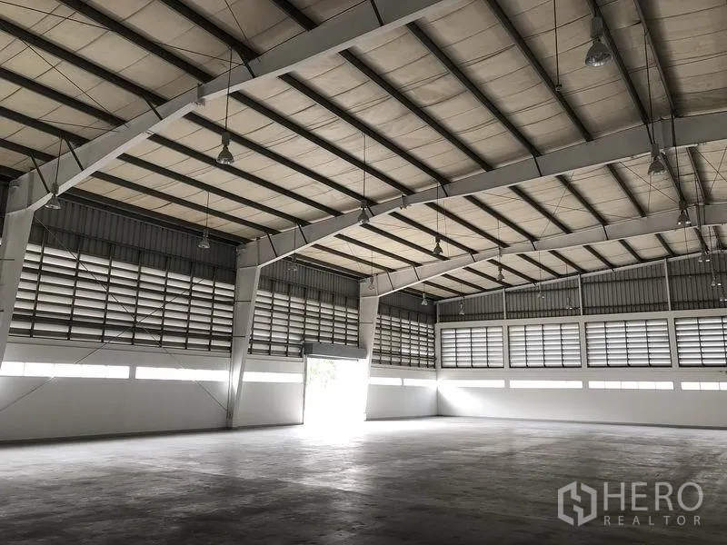 工厂 出租在Bang Pa-in, Phra Nakhon Si Ayutthaya - 仓库内景，卷闸门与百叶通风窗、吊灯照明