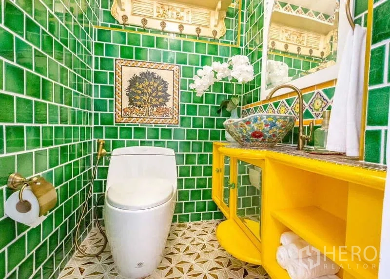 联排别墅 出租在Lat Phrao, Bangkok - 缤纷盥洗室，绿色小砖墙、亮黄色洗手台与花纹地砖。