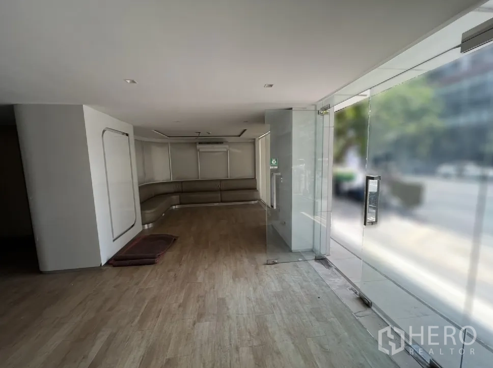 店屋 出租或出售在Watthana, Bangkok - 面向街道的玻璃店面空间，内有转角沙发