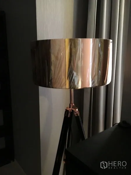 独立式住宅 出租在Wang Thonglang, Bangkok - 三脚落地灯，金属质感灯罩，置于窗帘旁。